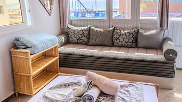 家庭双人房, 私人浴室, 海景 | 高档床上用品、加厚床垫、笔记本电脑工作区、隔音