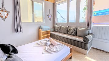 أغطية فراش متميزة وأسرّة بطبقة علوية مريحة ومساحة عمل للكمبيوتر المحمول