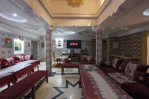 Lobby sitting area - BLUERINA CAMP HOSTEL (Aourir)