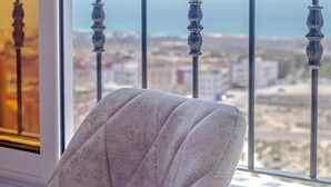 A room with a view of the sea through a balcony railing. - BLUERINA CAMP HOSTEL (Aourir)
