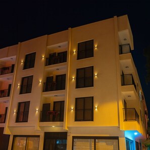 A multi-story hotel with balconies and exterior lighting. - Elegant Ephesus Suites - Artemis (İzmir)