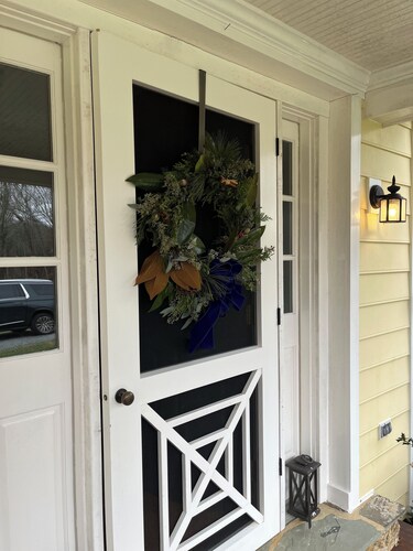 Welcoming farmhouse on 10 quiet acres ~10 min from Middleburg