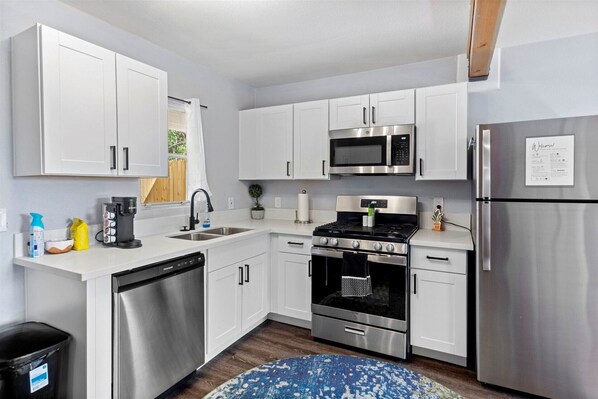 Kühlschrank, Mikrowelle, Ofen, Herdplatte