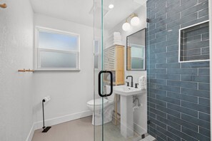 シャワー、ヘアドライヤー、タオル、石鹸