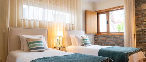 3 bedrooms, iron/ironing board, WiFi (free), bed sheets
