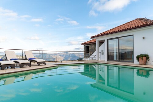 Casa de Gouvães | Douro Countryside House with Pool & Breakfast
