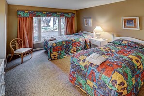 2 bedrooms, free WiFi, bed sheets, wheelchair access - Great location In Shipyard. Close to beach, tennis and golf with private gate! (Hilton Head Island)