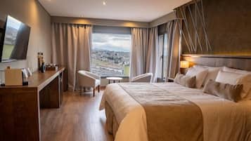Habitación doble superior, vista a la ciudad | Caja de seguridad en la habitación, cortinas blackout y wifi gratis