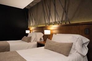 Quarto casal superior, vista para a cidade | Cofres nos quartos, cortinas blackout, Wi-Fi de cortesia