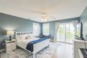 4 bedrooms, iron/ironing board, WiFi, bed sheets