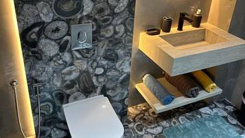 تجهيزات دش، مناشف، صابون، ورق حمّام