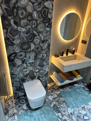 تجهيزات دش، مناشف، صابون، ورق حمّام