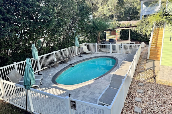 Fully fenced in pool, can be heated upon request $85/day (Oct-April)