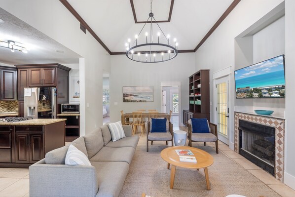 Smart TV, fireplace - 5BR - Heated Private Pool—Sleeps 14, multi-family, dog friendly, <5 min to Beach (Destin)