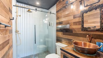 Douche, sĂšche-cheveux, serviettes fournies