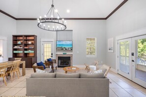 Smart TV, fireplace