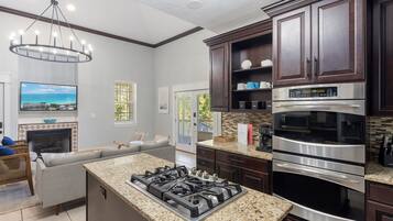 Geladeira, micro-ondas, fogão, cooktop