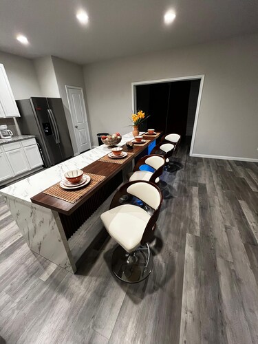 Warm, Inviting Private Suite by IAH - Fast WiFi, Smart TV