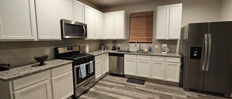 Refrigerador, microondas, horno, placa de cocina