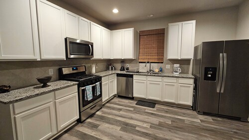 Warm, Inviting Private Room by IAH - Fast WiFi, Smart TV 