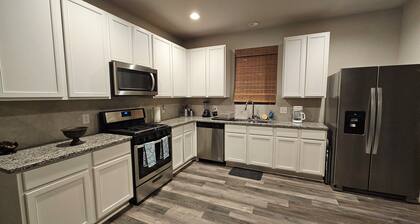 Warm, Inviting Private Room by IAH - Fast WiFi, Smart TV