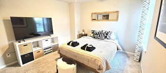 Warm, Inviting Private Room by IAH - Fast WiFi