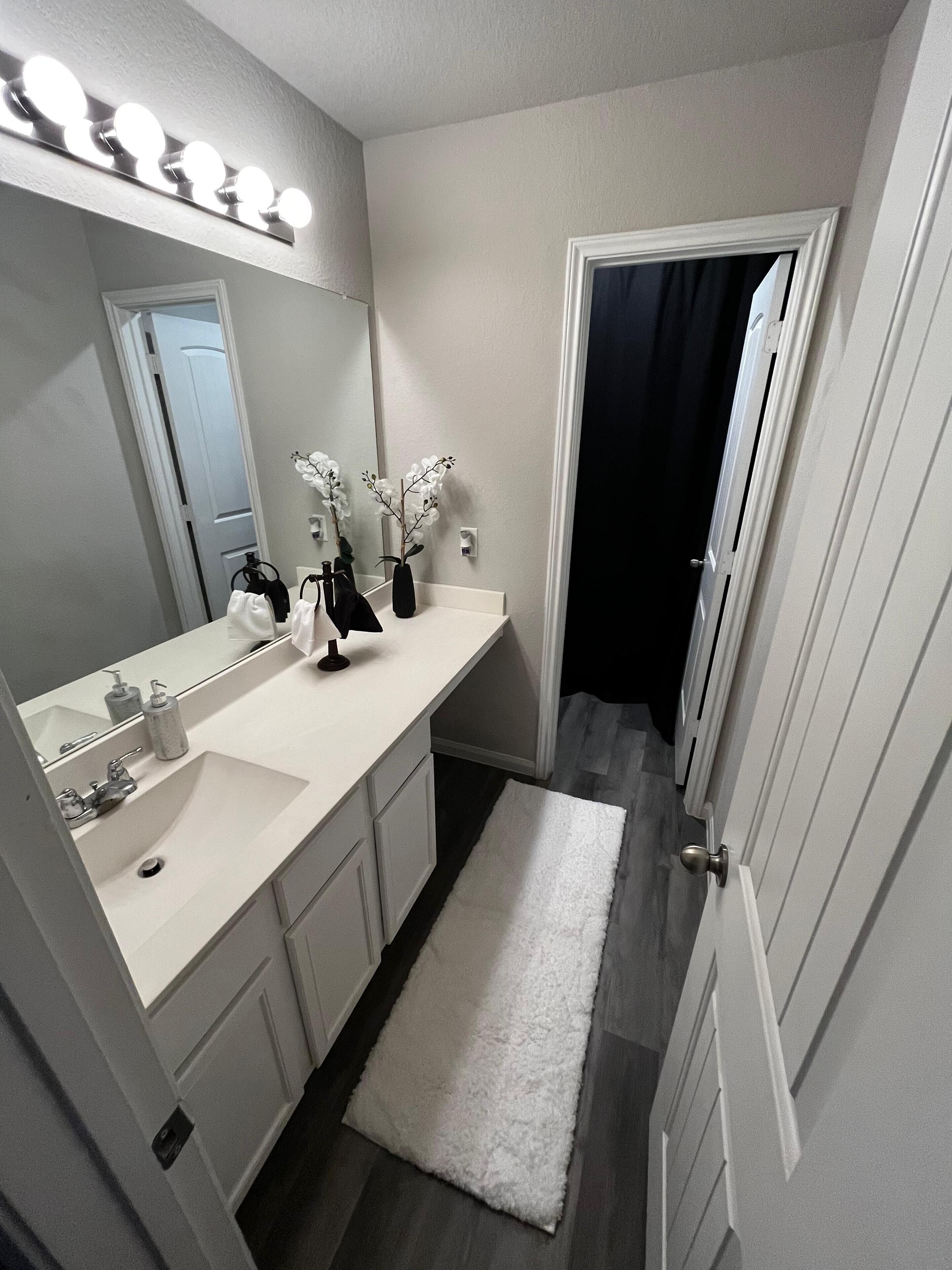 Suihku, hiustenkuivaaja, pyyhkeet, saippua