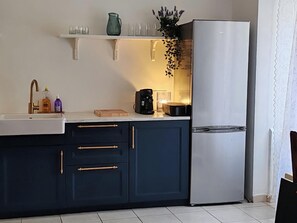 Fridge, microwave, oven, stovetop - Village House in Lez (St Beat-Lez) Midi Pyrenees (Saint-Béat-Lez)