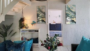 Un saló modern amb escala, zona de menjador i cuina.