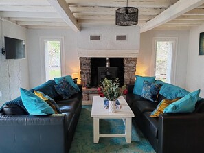 Smart TV, fireplace, books - Village House in Lez (St Beat-Lez) Midi Pyrenees (Saint-Béat-Lez)