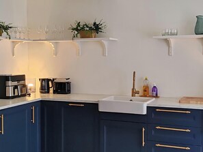 Fridge, microwave, oven, stovetop - Village House in Lez (St Beat-Lez) Midi Pyrenees (Saint-Béat-Lez)