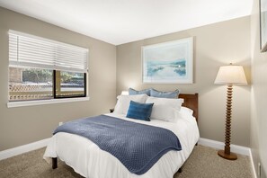 2 bedrooms, travel cot, free WiFi, bed sheets