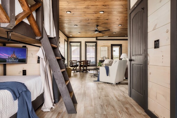 5 bedrooms, iron/ironing board, WiFi, bed sheets