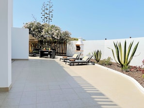 Villa, patio, junto a la alberca | Terraza o patio