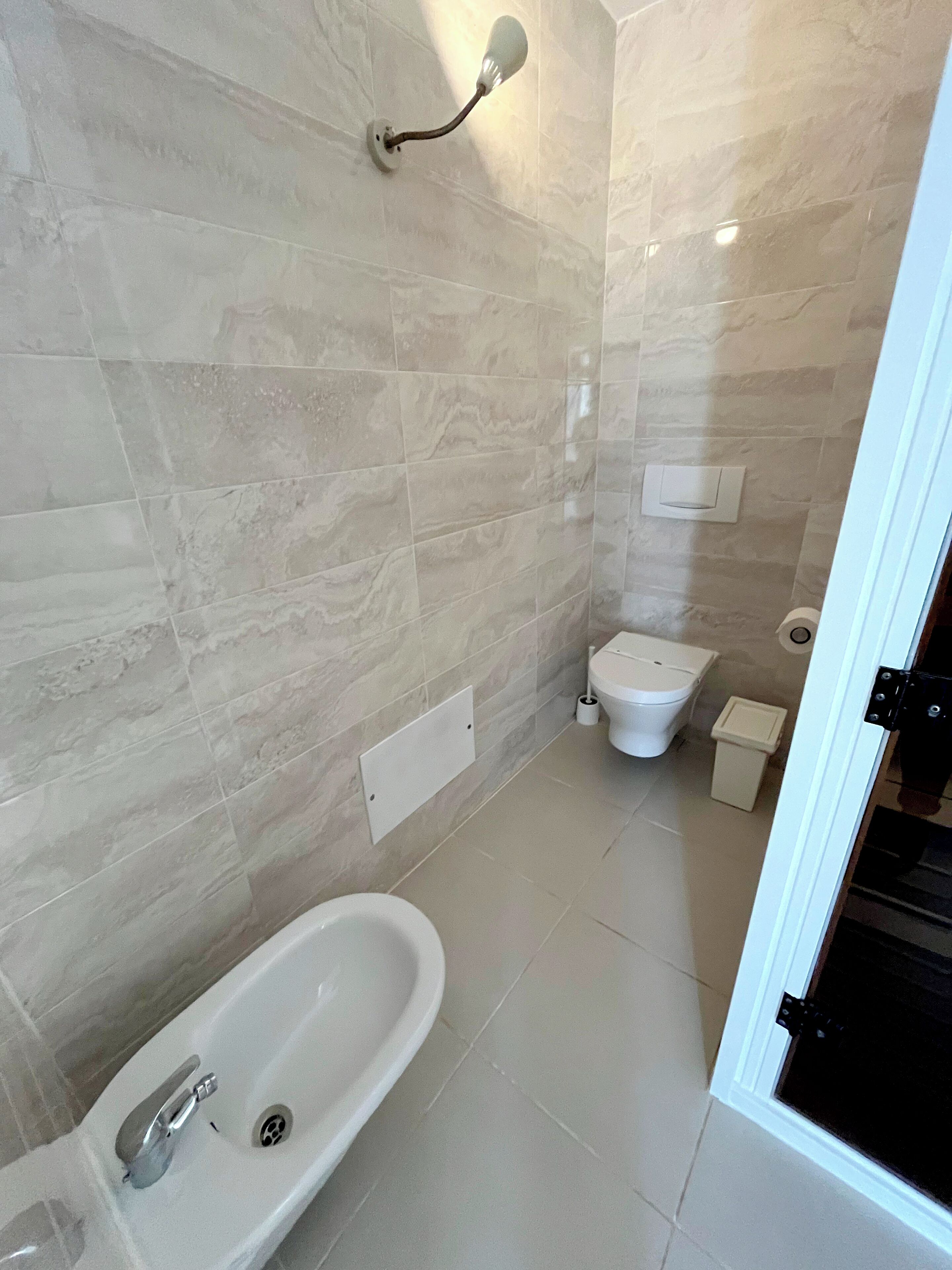 Une salle de bain équipée d’une baignoire, de toilettes et d’un espace douche.