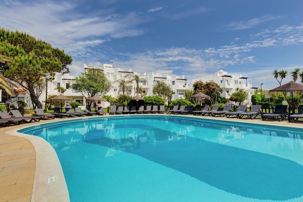 Piscina interna, piscina externa, espreguiçadeiras