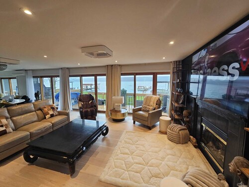 Gorgeous Completely Renovated Lakehouse, directly on lake. 20 mins to Cornell