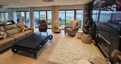 Gorgeous Completely Renovated Lakehouse, directly on lake. 20 mins to Cornell