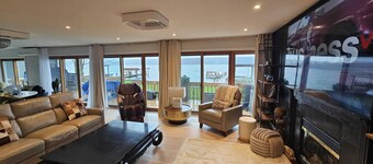 Gorgeous Completely Renovated Lakehouse, directly on lake. 20 mins to Cornell