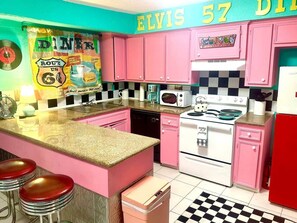 冷蔵庫、電子レンジ、オーブン、コンロ