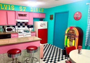 冷蔵庫、電子レンジ、オーブン、コンロ