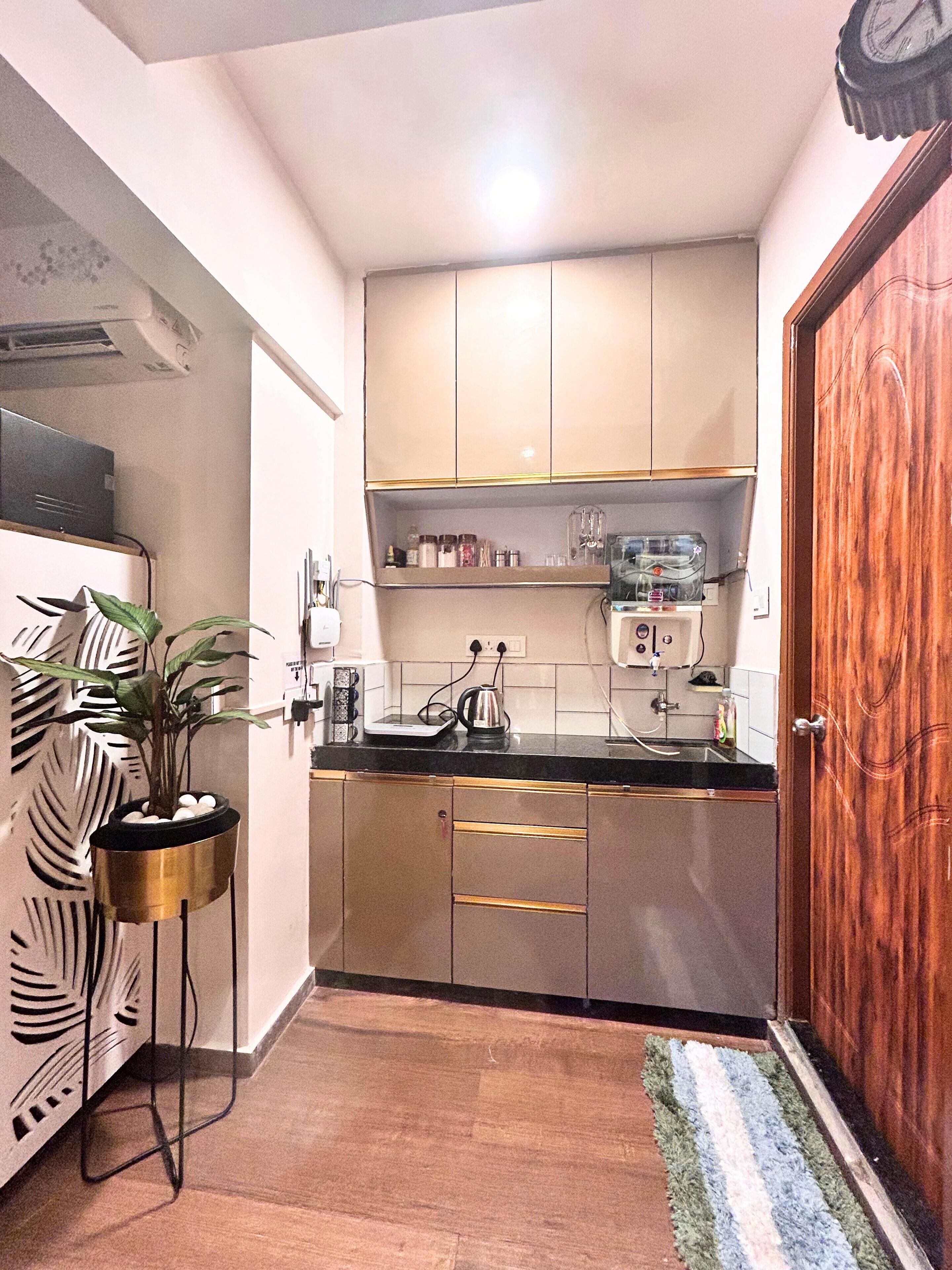 Kühlschrank, Mikrowelle, Herdplatte, Wasserkocher