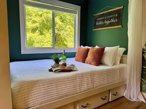 1 bedroom, iron/ironing board, WiFi, bed sheets - Smoky Mountain Condo w/ Pool + Fireplace • 10 Minutes to Downtown (Gatlinburg)