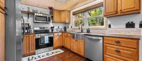 Een microgolfoven, een oven, een kookplaat, een vaatwasser