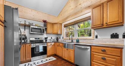 Charming 3/2 Cabin , Ski, Fire-Pit, AC & Resort-Style Amenities