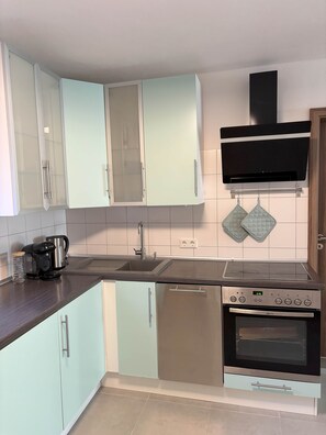 Frigorífic, placa de cuina, rentaplats i cafetera i tetera 