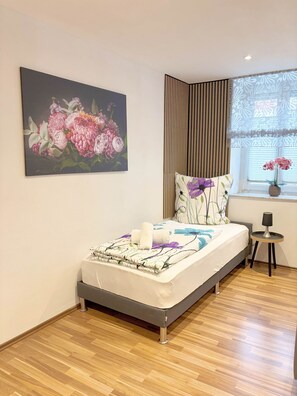 1 slaapkamer, een kluis op de kamer, een strijkplank/strijkijzer