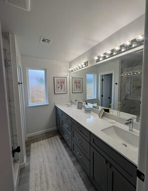 Towels, toilet paper - Brand new 4-bedroom home in Stillwater-under 1 mile from Boone Pickens Stadium (Stillwater)