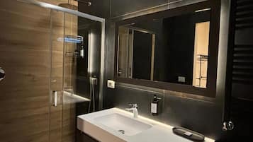Dusche, Haartrockner, Bidet, Handtücher