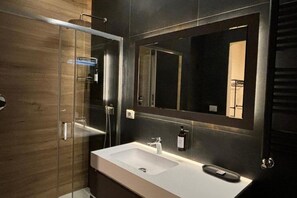 Dusche, Haartrockner, Bidet, Handtücher
